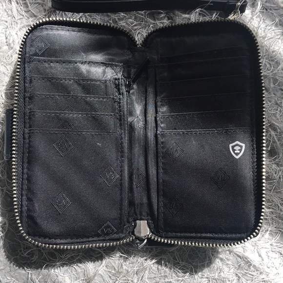 Vera Bradley Zip-ID wristlet - Picture 3 of 4